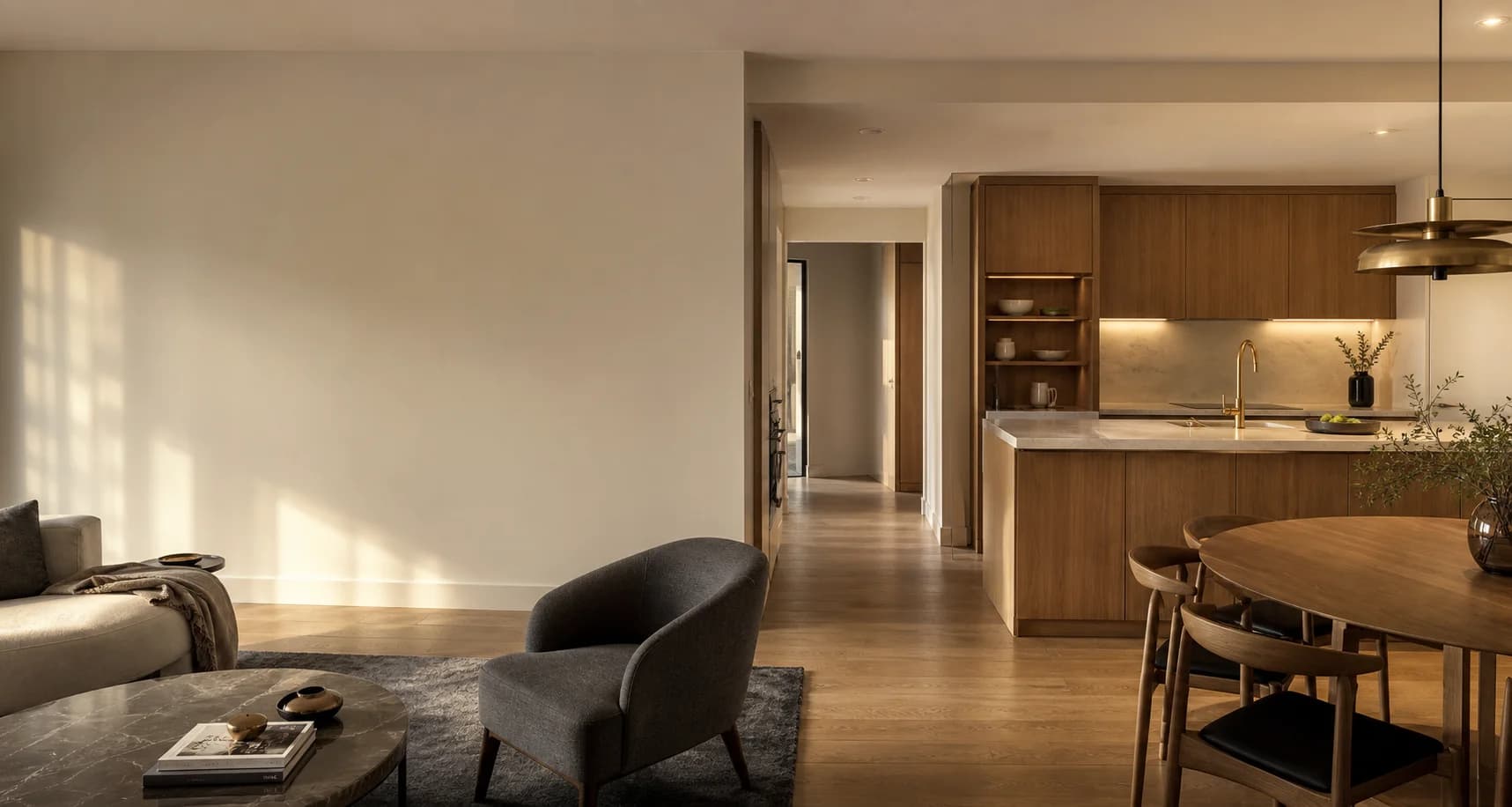 Modern salon ve açık mutfak iç mekânı