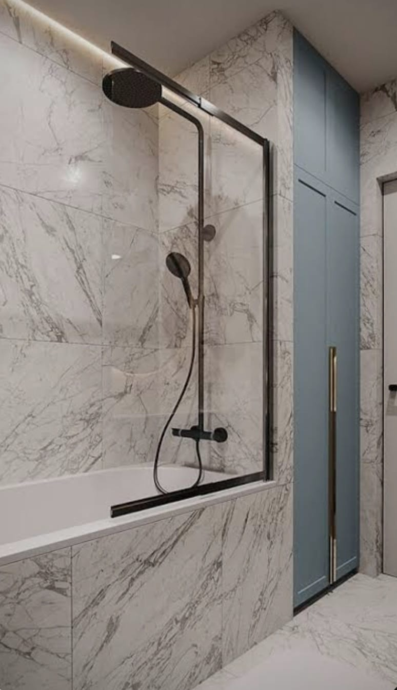 Duş alanı ve banyo dolabı birlikte görünen banyo
