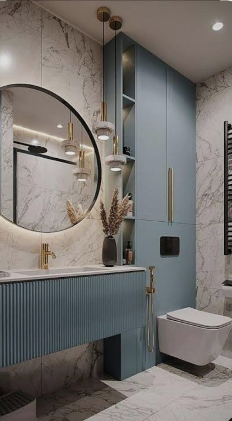 Mermer görünümlü duvar ve mavi banyo dolabı