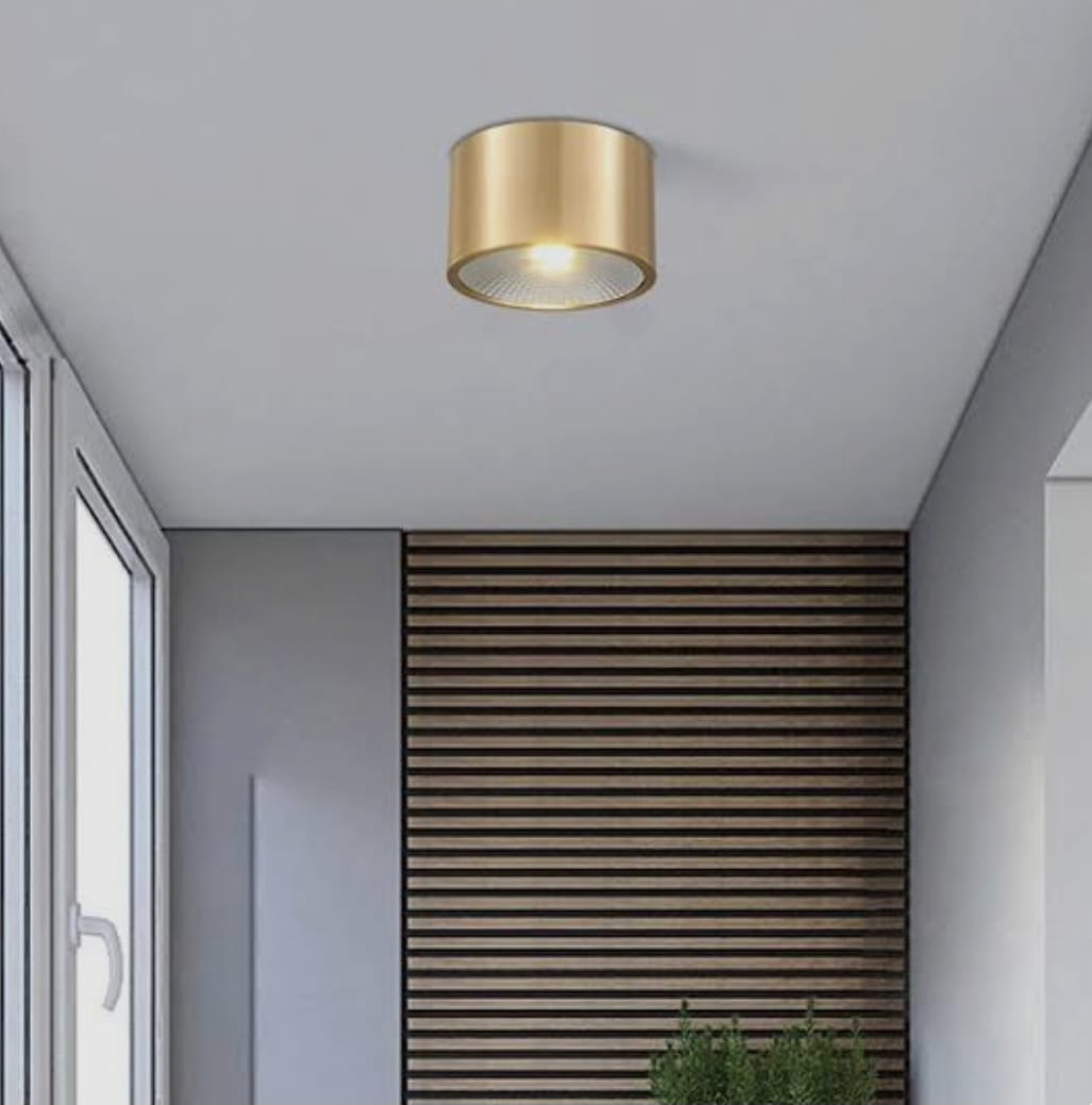 Tavanda lineer ahşap panel ve sarkıt aydınlatma
