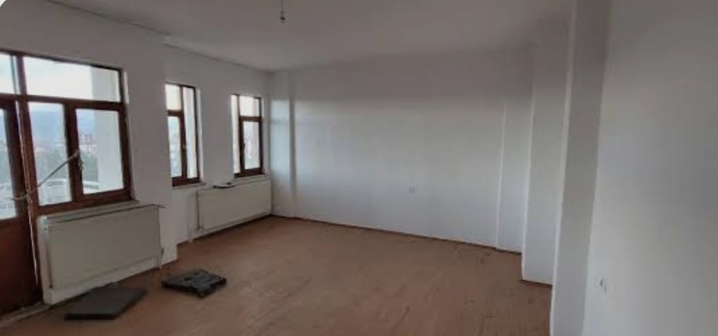 Yenileme öncesi boş salon