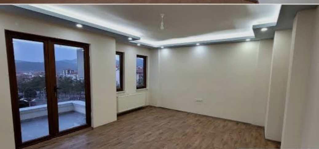 Asma tavan, boya ve zemini yenilenmiş salon